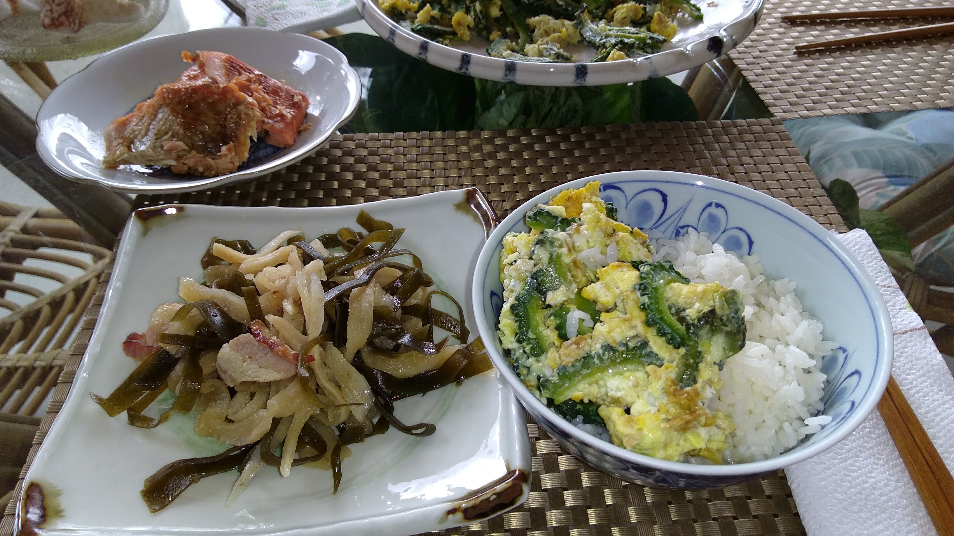 champuru-seaweed-salad-salmon